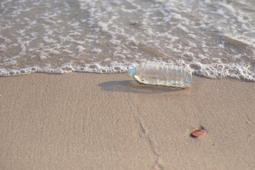 plastic op het strand