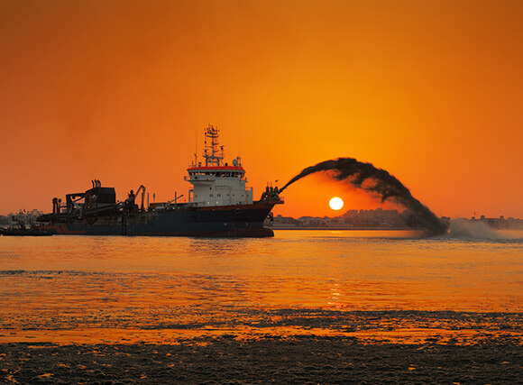 Offshore Schiff bei Sonnenuntergang