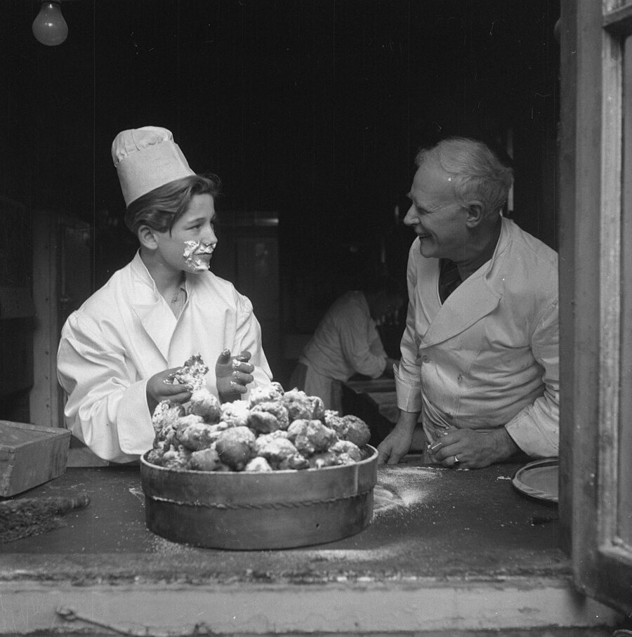 Bakers with a bowl of Oliebollen