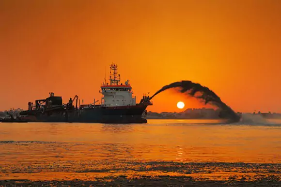 Offshore-Schiff bei Sonnenuntergang