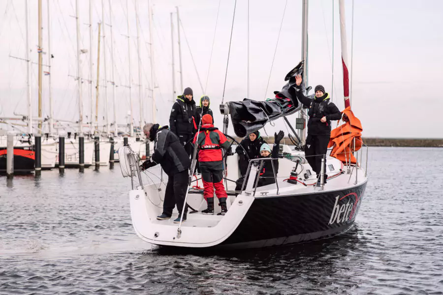 werkende mensen op een schip