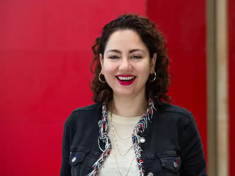 vrouw met rode lippenstift