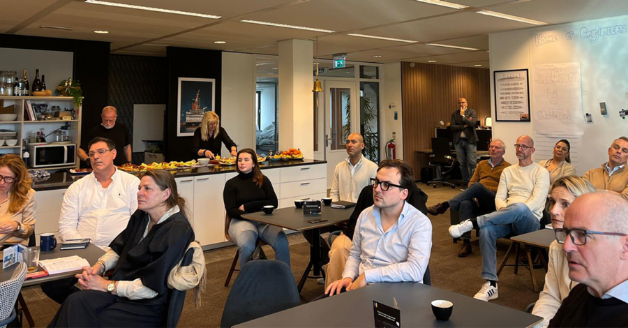 Op kantoor bij Middle Point: HR-professionals, operations managers, projectleiders en technisch specialisten uit de maritieme wereld.